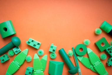 Çocuklar oyuncak arka planda yeşil renkler, renkli muhtelif