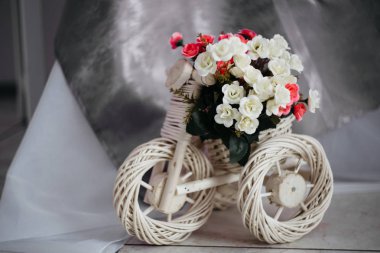 Moskova, Rusya - 06 10 2018: hasır ayakta durmak için bir bisiklet şeklinde çiçek ev dekorasyonu, iç tasarım