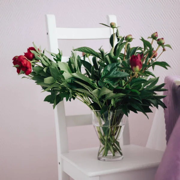 Buquê Peônias Vermelhas Vaso Cadeira Decoração Casamento — Fotografia de Stock