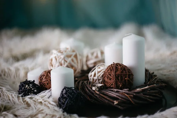 Velas Blancas Artículos Decoración Una Alfombra —  Fotos de Stock