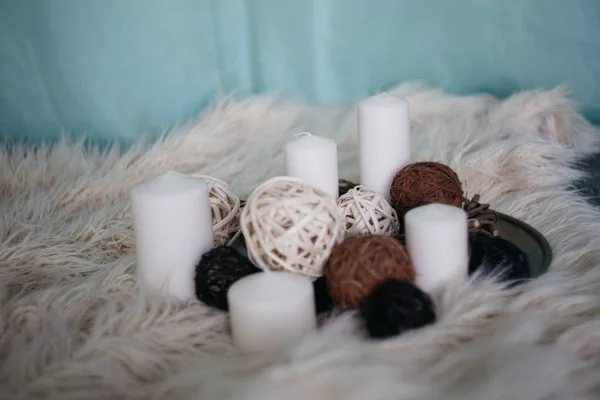 Weiße Kerzen Und Dekorationsartikel Auf Einem Teppich — Stockfoto
