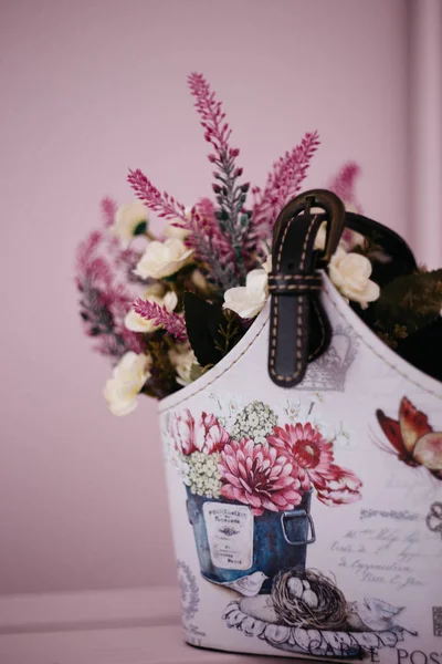 Moscou Rússia 2018 Flores Lavanda Uma Cesta Caseira Fundo Rosa — Fotografia de Stock