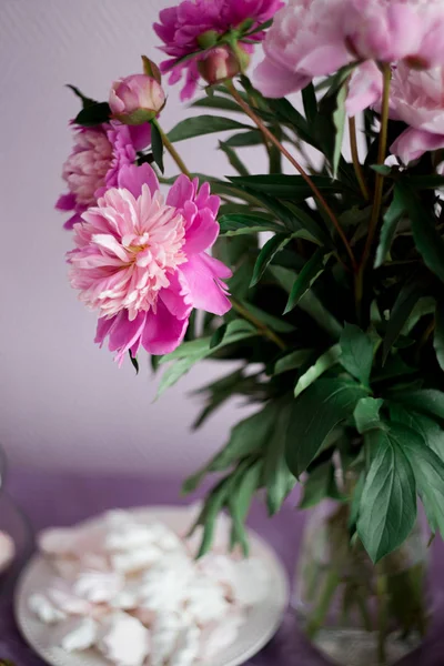 Prato Com Marshmallow Rosa Decoração Mesa — Fotografia de Stock
