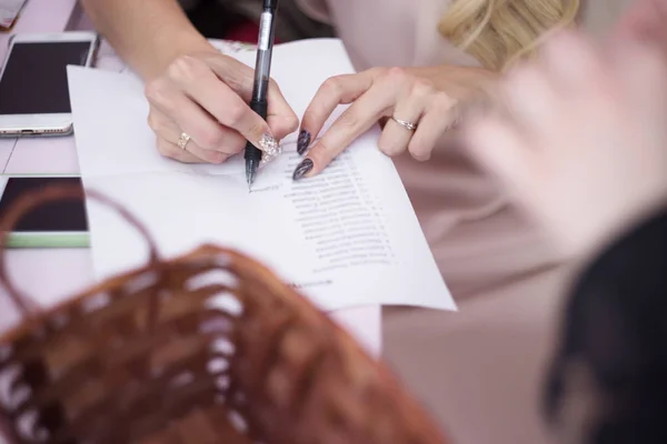 Kadınlar Tablo listesinde doldurur. yakın çekim el