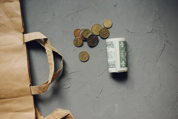 Kraft paket üzerinde gri ile euro nakit dolar para, sikke