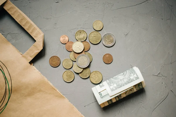 Kraft paket üzerinde gri ile euro nakit dolar para, sikke