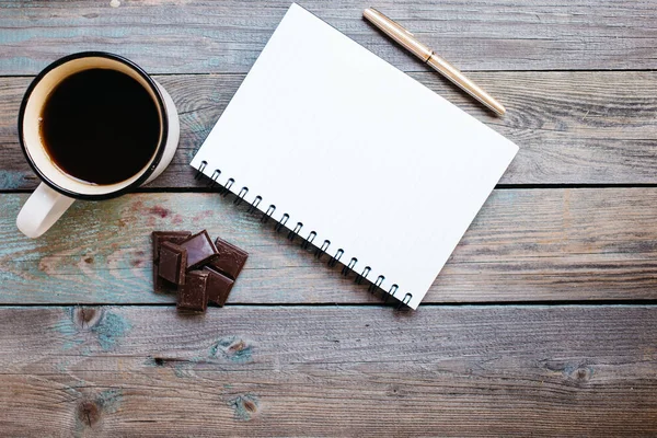 Csésze Tea Csokoládé Egy Notebook Egy Fából Készült Asztal Másol — Stock Fotó