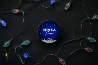 Moskova, Rusya - 11 14 2018: üstten görünüm krem nivea koyu arka planda, el kremi