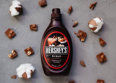 Moskova Rusya - 11 14 2018: şişe Hershey's çikolata şurubu. gri zemin üzerine fındık ile pamuk kutuları
