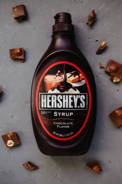Moskova Rusya - 11 14 2018: şişe Hershey's çikolata şurubu. gri zemin üzerine çikolata parçaları