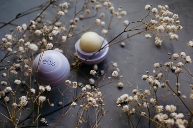 Moskova Rusya 11 14 2018: Eos dudak kremi. gypsophila çiçeklerle dekorasyon