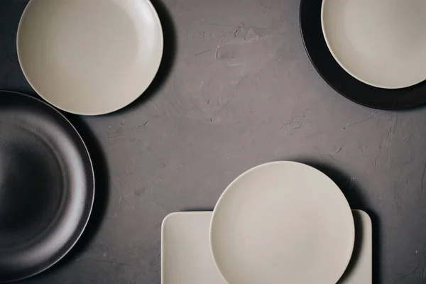 设置陶瓷菜肴棕色和乳白色的顶部看法 在灰色背景 — 图库照片