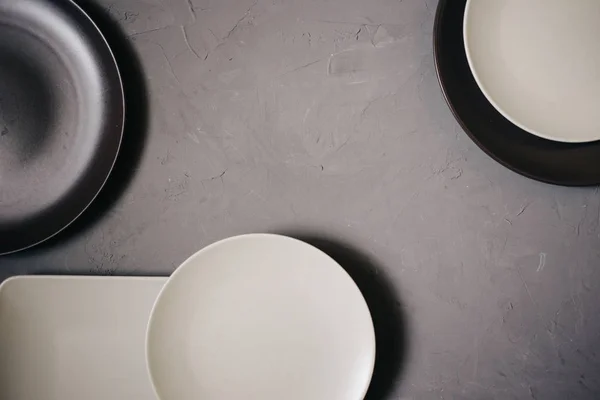 灰色の背景のセット セラミック料理茶色とミルキー ホワイト色のトップ ビュー — ストック写真