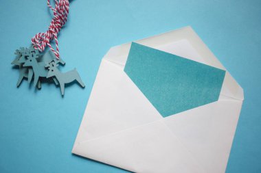 Noel kompozisyon. Zarf bir kart ile. Noel ahşap geyikler süslemeleri mavi zemin üzerine