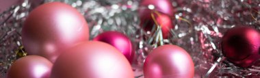 Noel kompozisyon. Noel kırmızı ve pembe top, arka plan üzerinde tinsel süslemeleri.