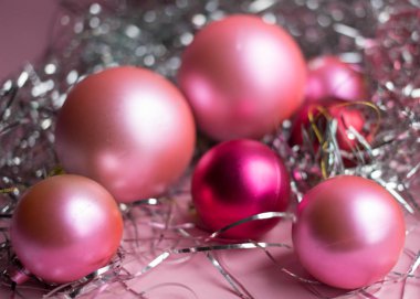 Noel kompozisyon. Noel kırmızı ve pembe top, arka plan üzerinde tinsel süslemeleri.