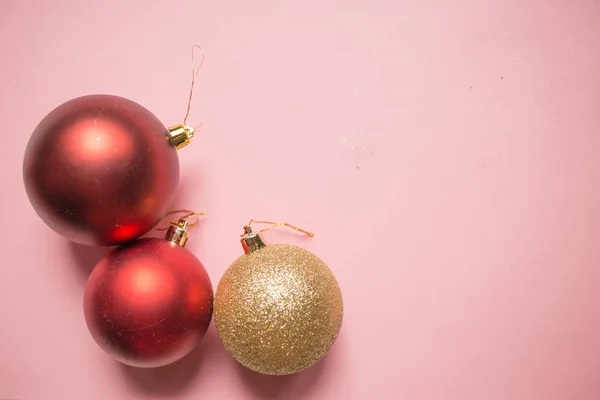 Composição Natal Bolas Decoração Natal Vermelho Dourado Fundo Rosa Vista — Fotografia de Stock