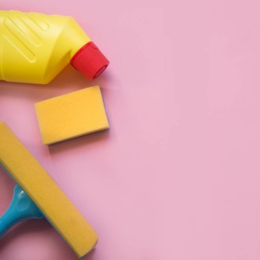 Temizlik araçları. sarı ve kırmızı renklerde boya, vernik. Üstten görünüm.