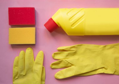 Temizlik araçları. sarı ve kırmızı renklerde boya, vernik. Üstten görünüm.