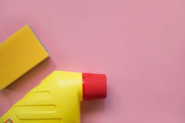 Het Reinigen Van Gereedschappen Reinigingstoestellen Gele Rode Kleuren Bovenaanzicht — Stockfoto