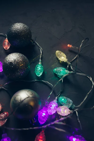 Στολίδια Και Ελαφριά Γιρλάντα Χριστουγεννιάτικη Διακόσμηση Σκούρο Φόντο Σοβατισμένες — Φωτογραφία Αρχείου