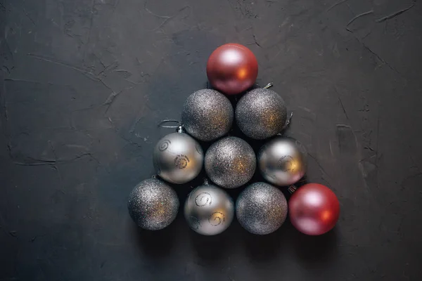 Árvore Natal Feita Por Bolas Natal Prata Fundo Escuro Com — Fotografia de Stock