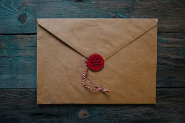 Noel Baba, zarf mum mühür, koyu ahşap arka plan şeklinde ahşap Noel dekorasyonu ile mektup