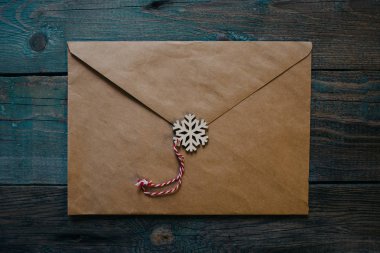 Noel Baba, zarf mum mühür, koyu ahşap arka plan şeklinde ahşap Noel dekorasyonu ile mektup