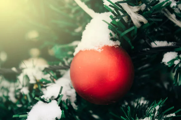 Ramo Com Neve Árvore Natal Com Bola Natal Colorido Livre — Fotografia de Stock