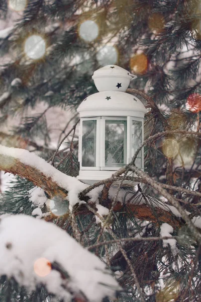 Inverno Neve Lanterna Branca Ramo Coberto Neve Fundo Bonito Bokeh — Fotografia de Stock