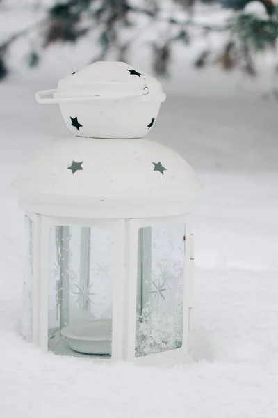 Lanterna Branca Neve Contra Ramificações Cobertas Neve Belo Fundo Inverno — Fotografia de Stock