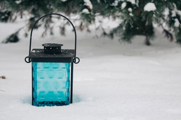 Zwarte Blauwe Lantaarn Sneeuw Tegen Sneeuw Bedekte Takken Mooie Winter — Stockfoto