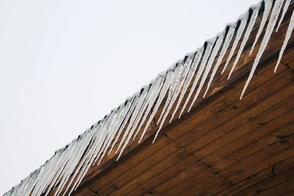 Glaçons Gelés Sur Toit Bois Manoir Bois Dernier Étage Temps — Photo