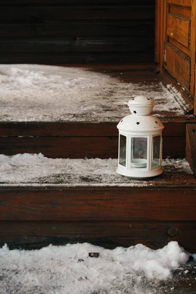 Linterna Blanca Porche Cubierto Nieve Escalera Madera Casa Fondo Hermoso —  Fotos de Stock
