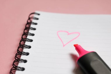 Not defteri ve pembe marker pembe, pembe bir marker, Sevgililer günü kullanarak bir aşk notu üzerinde kalp işareti