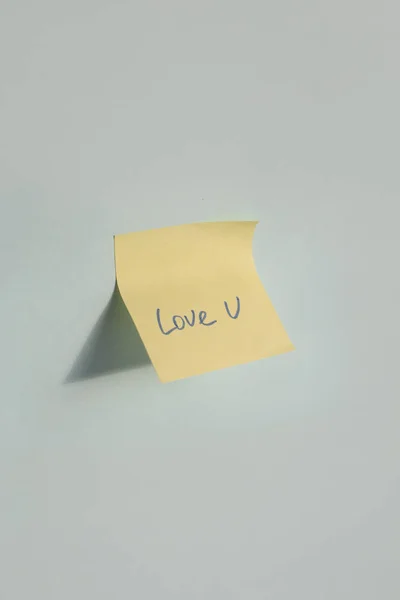 Älskar Handskriven Papper Klistermärke Den Blå Bakgrunden Kärleksförklaring — Stockfoto