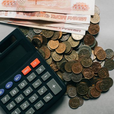 Rus para, sikke ve banknot, gri arka plan üzerinde hesap makinesi iş kavramı finans