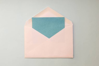 üstten görünüm beyaz zarf, mavi mavi bir arka plan boş kart. En az düz yatıyordu