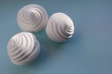 Mavi zemin üzerine beyaz Marshmallow. Düz kopya alanı ile yatıyordu