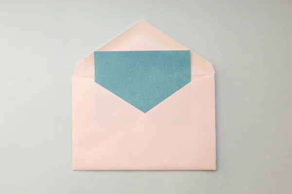 Envelope Branco Vista Superior Cartão Branco Azul Fundo Azul Pavilhão — Fotografia de Stock