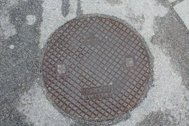 Salzburg, Avusturya - 19 Mart 2013: Kış Salzburg sokaklarda görünümünü. Kanalizasyon kapak kanalı