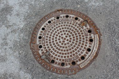 Salzburg, Avusturya - 19 Mart 2013: Kış Salzburg sokaklarda görünümünü. Kanalizasyon kapak kanalı