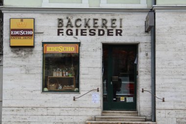 Salzburg, Avusturya - 19 Mart 2013: Kış Salzburg sokaklarda görünümünü. Cafe