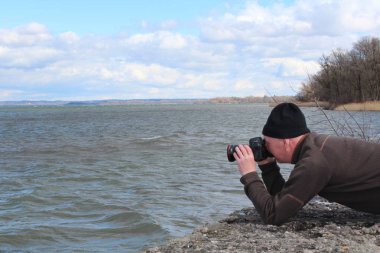 Chiemseemoos, Almanya - 03 19 2013: doğa, korkuluk göl kenarında ayakta çekim adam