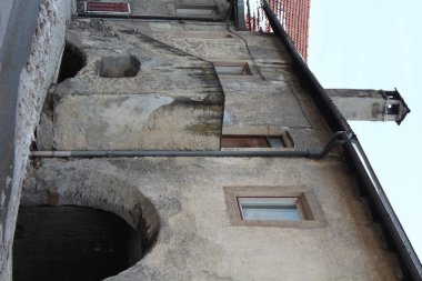 Mağara, İtalya - 03 20 2013: alp karayolu görünümünü kale. İtalyan köyleri