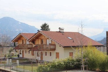 Merano, İtalya - 03 20 2013: Kış Merano sokaklarda görünümünü. geleneksel ahşap evler