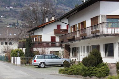 Merano, İtalya - 03 20 2013: Kış Merano sokaklarda görünümünü. geleneksel ahşap evler