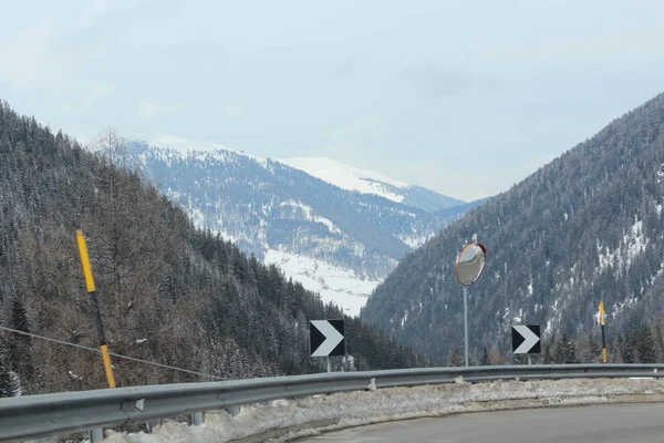 Grot Italië 2013 Weergave Van Alpine Snelweg Verkeer Bergen — Stockfoto