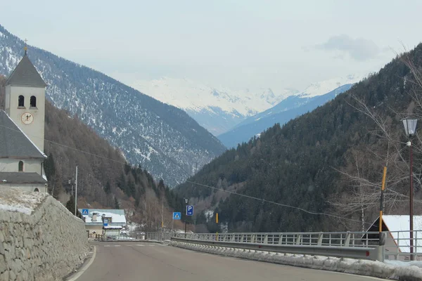 Grotta Italia 2013 Vista Autostrada Alpina Fortezza Traffico Montagne Borghi — Foto Stock