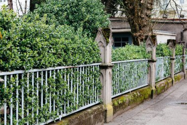 Merano, İtalya - 03 20 2013: Merano, İtalyan Alpen cityscape kışın sokaklarında görünümünü